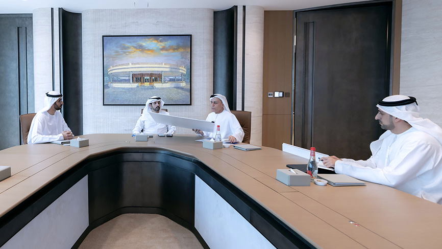 حمدان بن محمد يطّلع على سير العمل في مشاريع تطوير البنية التحتية لشبكة الطرق